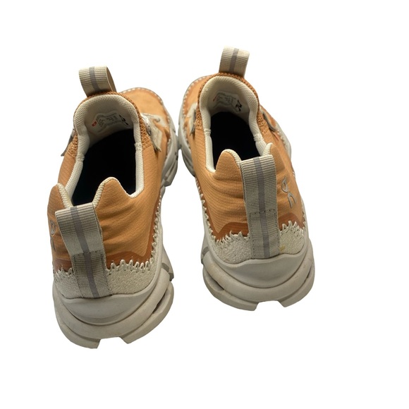 On Running Tan and White Women's  hiking Sneakers woman’s size 7.5 - Picture 8 of 11